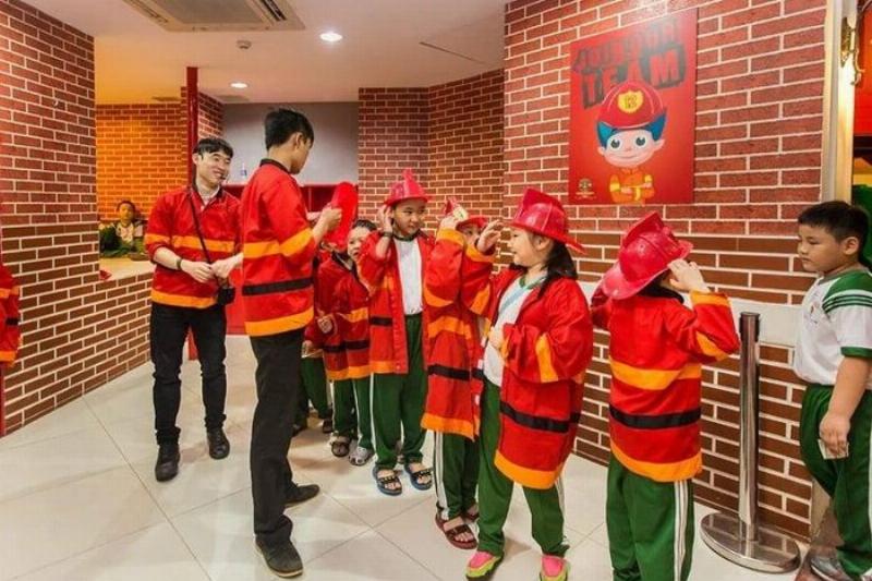 Du lịch Suối Tiên: Khu vực vui chơi dành cho trẻ em với nhà bóng, các trò chơi vận động nhiều màu sắc, và các em nhỏ đang nô đùa vui vẻ dưới sự giám sát của người lớn.